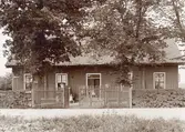Gamlestadens skolhus uppfördes under åren 1858-1859 av byggmästare J. Dähn och arkitekt var J.A. Strömberg.
Undervisningen pågick fram till år 1901 då skolhuset vid Kviberg blev färdigställt och undervisningen flyttades dit.
