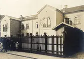 Västra Hagaskolan uppfördes år 1863 av byggmästare A. Krüger som också var arkitekt.