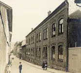 Västra Hagaskolan uppfördes år 1863 av byggmästare A. Krüger som också var arkitekt.