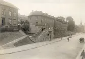 Skolhuset Vita Knut låg vid Masthuggstorgets södra del och här inrymdes Folkskolan 1862-1889.