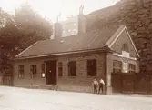 Stadskemistens laboratorium, f.d. tullhuset vid Karls port.
Här inrättades en handarbetslokal för flickor, som i bokliga ämnen undervisades i gamla skolhuset på Otterhällan. Ar 1905 återlämnades lokalen till drätselkammaren för att användas som laboratorium för stadskemisten.