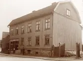 I Hallbeckska huset vid allmänna vägen 16 hyrdes åren 1871-1875 en småskolelokal som begagnades som skolrum. 