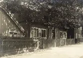 Arvidsonska huset på Slottsskogsgatan 22.
I änkefru Arvidssons hus vid Slottsskogsgatan 22 hyrdes 2 småskolelokaler mellan åren 1871-1875.