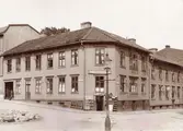 I Andreas Jonssons hus vid Skolgatan 39 inhyrdes 3 skolsalar och 3 bostadslägenheter från år 1865. Dessa lokaler begagnades av folkskolorna fram till år 1882 varefter undervisningen flyttades till skolhuset i Annedal.