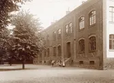 Skolhuset vid Klippan (Älvsborgsskolan) med fasad åt Allmänna vägen uppfördes under åren 1868-1869 och arkitekt var H. J. Strömberg.