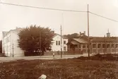 Skolhuset vid Klippan (Älvsborgsskolan) med fasad åt Karl Johansgatan uppfördes under åren 1868-1869 och arkitekt var H. J. Strömberg.