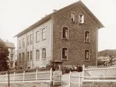 I Brantdala skolhus hyrdes 2 folkskolesalar och 4 småskolesalar från 1868 fram till 1906 då undervisningen flyttades till Götabergsskolan som då stod klar för inflyttning.
