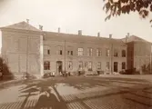 Skolhuset vid Koopmansgatan (Karl Johansskolan) uppfördes under åren 1875-1876 av byggmästare P. J. Rapp som också var arkitekt.
