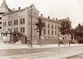 Viktoriaskolhuset (Viktoriahuset) uppfördes åren 1875-1877 av byggmästare Abraham Pehrsson och arkitekt var Viktor Adler.