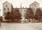 Skolhuset vid Redberget var beläget mellan Redbergsparken och Örngatan och uppfördes 1880-1881 av byggmästare J. Dähn.
