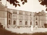 Skolhuset i Annedal låg i angränsning till Krokslättsgatan, Haga Kyrkogata och Folkskolegatan.
Skolan uppfördes 1881-1883 av byggmästare L. Forsberg och arkitekt var Carl Fahlström.
