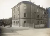 Annexbyggnaden till skolhuset i Annedal uppfördes 1898-1899 av byggmästare J. Dähn och arkitekt var A. Nilsson.
