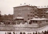 Landalaskolan uppfördes under åren 1890-1891 av byggmästare J. Dähn och arkitekt var Adrian Peterson.
Landalaskolan vid invigningen år 1892.