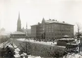 Oscar Fredriksskolan uppfördes under åren 1896-1897 av byggmästare J. Dähn och arkitekt var Adrian Peterson.
Oscar Fredriks kyrkogata 5