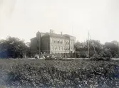 Kvibergsskolan uppfördes under åren 1890-1891 av byggmästare Janne Johansson och arkitekt var Adrian Peterson.