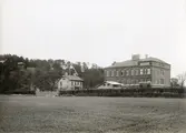 Kvibergsskolan uppfördes under åren 1890-1891 av byggmästare Janne Johansson och arkitekt var Adrian Peterson.