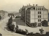 Götabergsskolan uppfördes under åren 1904-1906 av byggmästare Krüger & Son och arkitekt var Adrian Peterson.