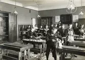 Götabergsskolan uppfördes under åren 1904-1906 av byggmästare Krüger & Son och arkitekt var Adrian Peterson.
Träslöjdssal på Götabergsskolan.