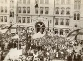 Götabergsskolan uppfördes under åren 1904-1906 av byggmästare Krüger & Son och arkitekt var Adrian Peterson.
Invigningen av Götabergsskolan 1906.