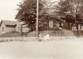 Lindholmens gamla skolhus uppfördes under åren 1875-1876 av byggmästare Anders Magnusson.
