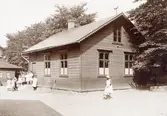 Slöjdbyggnaden till Lindholmens gamla skolhus uppfördes under åren 1892 och arkitekt var Hjalmar Cornilsen.
