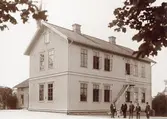 Gamla skolhuset i Lundby Kyrkby byggdes år 1915 bredvid Klockargården som fungerade som skola, bibliotek och bostad åt klockaren som även var lärare.
Kyrkbyskolan