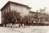 Nya skolhuset på Lindholmen uppfördes år 1886 av byggmästare August Carlson.