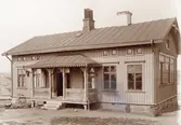 Skolhuset i Sannegården uppfördes år 1895 och arkitekt var August Svensson.