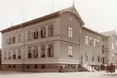 Hisingstads skolhus uppfördes år 1896-1897 av byggmästare Anton Pettersson och arkitekt var Hjalmar Cornilsen.