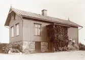 Häröds småskolehus uppfördes år 1901 av byggmästare J. A. Blad.