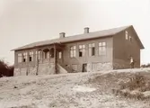 Skolhuset i Ivarsberg uppfördes år 1899 av byggmästare August Hammar.