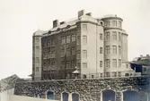Nya skolhuset på Otterhällan uppfördes åren 1906-1909 av byggmästare: L. Forsberg och arkitekt var Eugen Thorburn.
Otterhälleskolan.