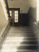 Trappuppgång i annexbyggnaden till nya skolhuset på Lindholmen uppfördes åren 1912-1913 av firman Hollander & Vesterberg och arkitekt var Arvid Bjerke.