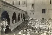 Skolavslutning Nordhemsskolan som uppfördes åren 1914-1915 av firman A. Krüger & Son och arkitekter var Arvid Bjerke och R. 0. Svensson.