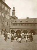 Skolgården på Nordhemsskolan som uppfördes åren 1914-1915 av firman A. Krüger & Son och arkitekter var Arvid Bjerke och R. 0. Svensson.