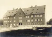 Rambergsskolan uppfördes åren under åren 1915-1916 av firman F. 0. Peterson & Söner och arkitekt var firman Arvid Bjerke & R. 0. Svensson.
Rambergsskolan med skolbarnsträdgård.
Övre Hallegatan 1