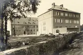 Rambergsskolan uppfördes åren under åren 1915-1916 av firman F. 0. Peterson & Söner och arkitekt var firman Arvid Bjerke & R. 0.
Övre Hallegatan 1