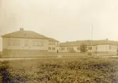 Lödöseskolan uppfördes under åren 1919-1921 och låg på Harald Stakegatan. Arkitekt var Johan Jarlén.
Åren 1952–1953 byggdes en ny skolbyggnad i anslutning till den gamla. Arkitekterna var Ragnar Ossian Swensson och Mandus Mandelius. När den nya tillbyggnaden invigdes 1953 bytte skolan namn till Gamlestadsskolan.
