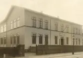 Gamla Gårdaskolan på Svanegatan 7 uppfördes år 1885.