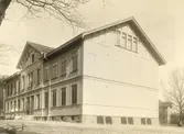 Böskolan uppfördes år 1889 av byggnadsfirman F O Peterson & Söner och arkitekt var Ragnar Ossian Swensson.
Adressen var Sankt Sigfridsgatan 22.