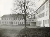 Böskolan uppfördes år 1889 av byggnadsfirman F O Peterson & Söner och arkitekt var Ragnar Ossian Swensson.
Adressen var Sankt Sigfridsgatan 22.