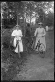 Två kvinnor med cyklar