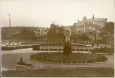 Strandpromenaden i Binz med hotell Dünenhaus i bakgrunden, sommaren 1930 (enligt text i album).