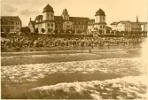 Vy över bad- och kurorten Binz på tyska ön Rügen, sommaren 1930 (enligt text i album).