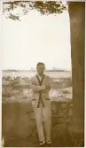Tandläkare Gunnar Högberg på semester i Binz på ön Rügen, sommaren 1930 (enligt text i album).