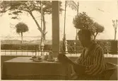 Tandläkare Gunnar Högberg på hotellbalkongen i Binz på ön Rügen, sommaren 1930 (enligt text i album).
