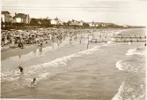 Vy över stranden i Binz på ön Rügen, sommaren 1930 (enligt text i album).
