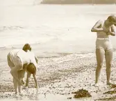 Skattsökare vid stranden i Binz på ön Rügen, sommaren 1930 (enligt text i album).