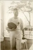 Tandläkare Gunnar Högberg efter tennis i Binz på ön Rügen, sommaren 1930 (enligt text i album).
