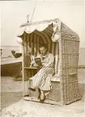 Tandläkare Gunnar Högberg i en strandkorg i Binz på ön Rügen, sommaren 1930 (enligt text i album).